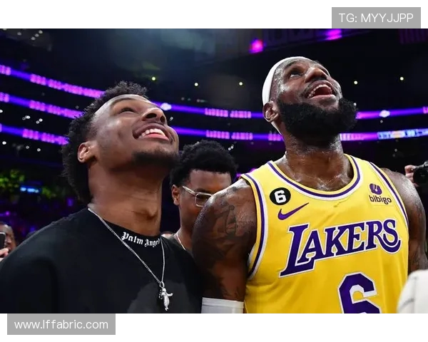 詹姆斯与布朗尼共同亮相常规赛揭幕战成历史性父子同场时刻